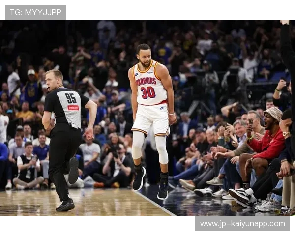 库里三分命中，勇士在主场以外线制胜