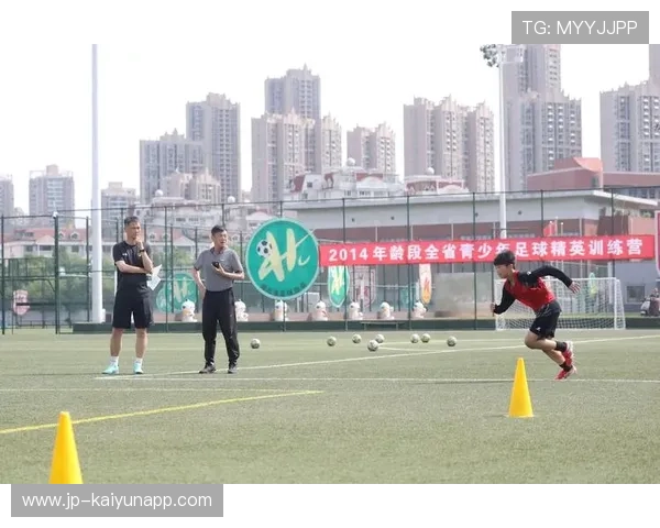 足球联赛在青训扶持中引入心理素质训练与家庭教育结合模式，足球青训培训