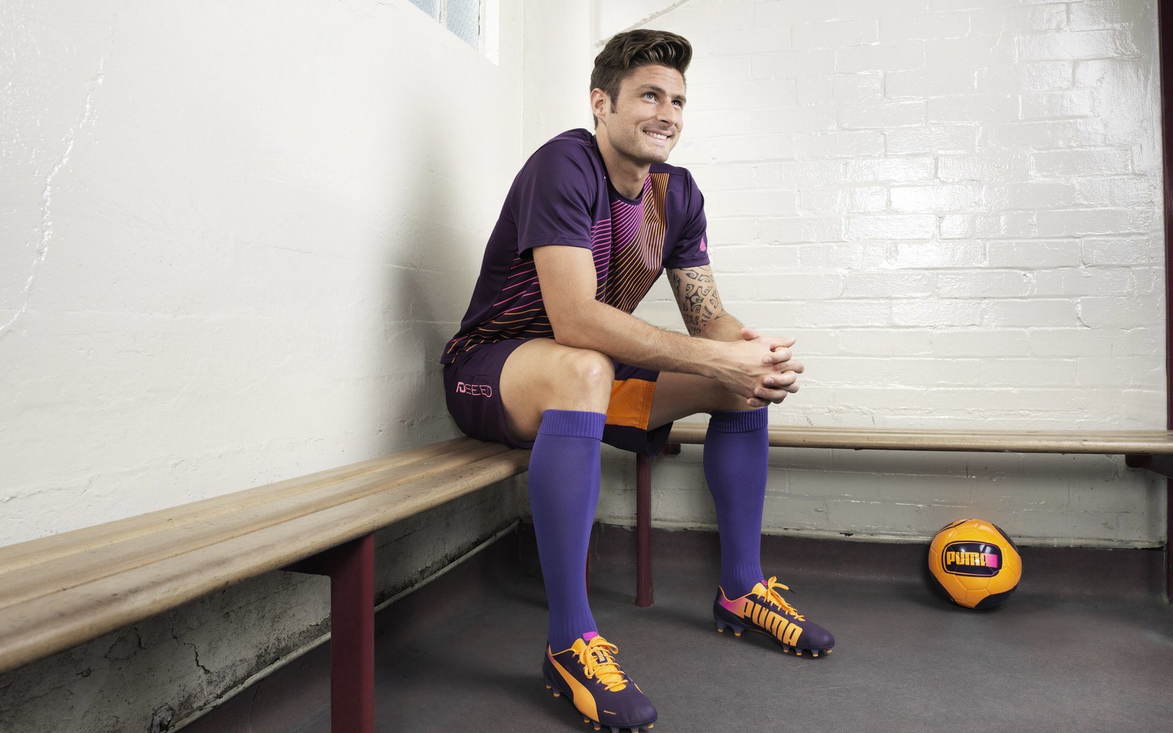 足球战术打法多样化发展，足球比赛战术打法